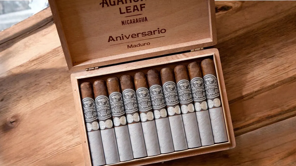Aganorsa Leaf Aniversario Maduro vs. Oliva Serie V Melanio Maduro
