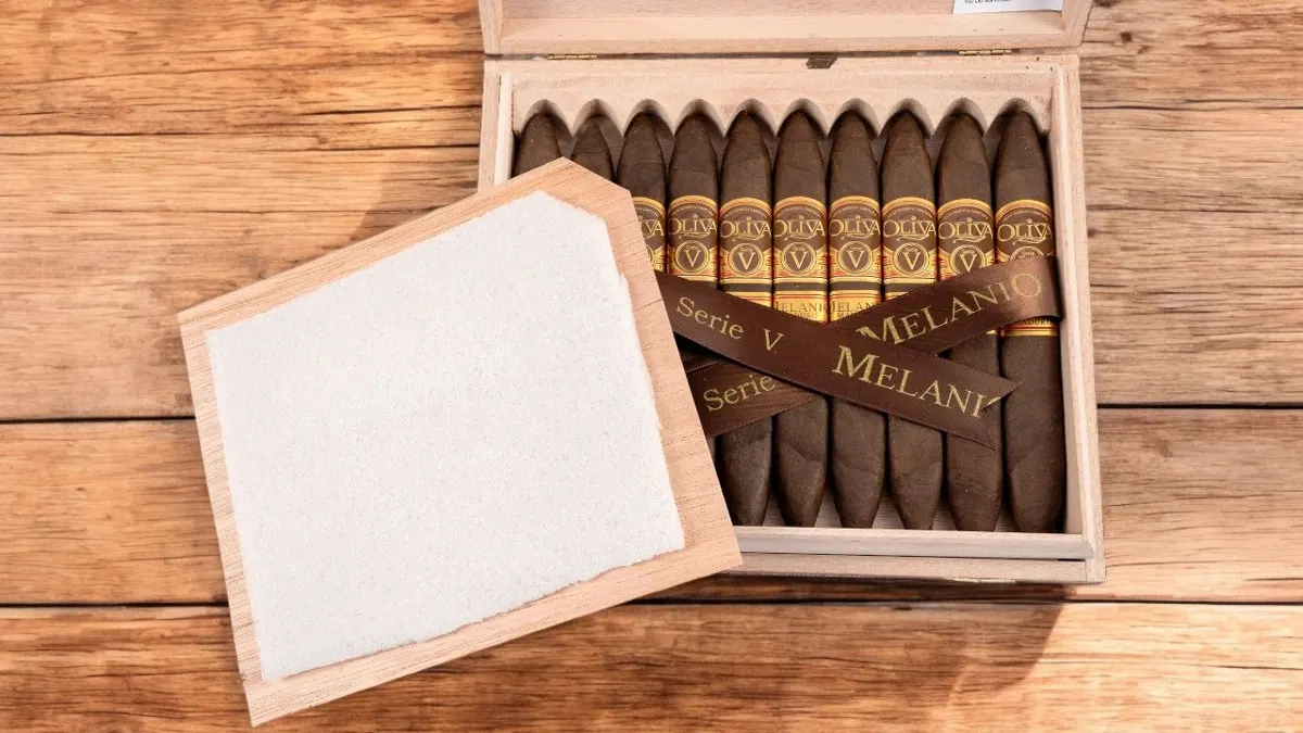 Aganorsa Leaf Aniversario Maduro vs. Oliva Serie V Melanio Maduro